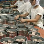 Ho Chi Minhin lähellä Vietnamissa toimiva kalatehdas purkittaa tonnikalaa muun muassa Suomen markkinoille. Tehdas reputti aikanaan eettisyystarkastuksen liiallisten ylitöiden takia. Vietnamissa vapaa ammatillinen järjestäytyminen ei ole sallittua.